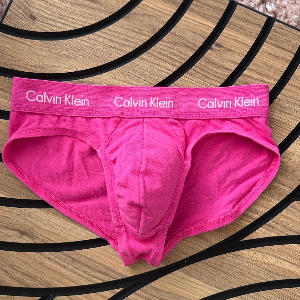 Calvin Klein - Picture 3 of 5